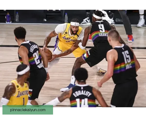 戴维斯传球视野持续提升，比赛中表现稳健引人关注